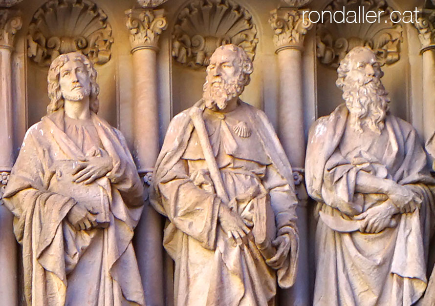 Atri de la basílica de Montserrat. Escultures executades per Agapit Vallmitjana.