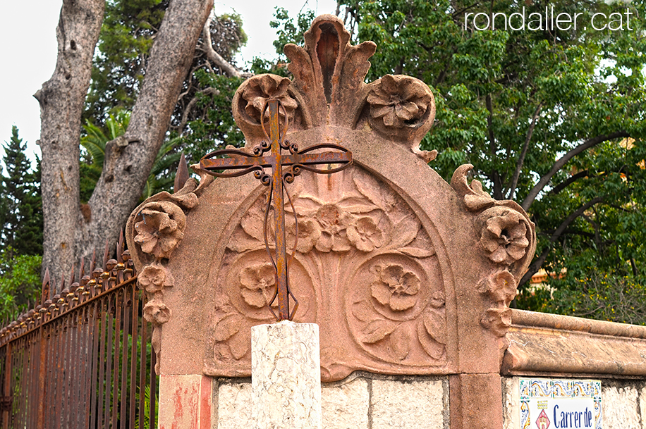 Detall de la creu de terme coneguda com a creu de les Tàpies.