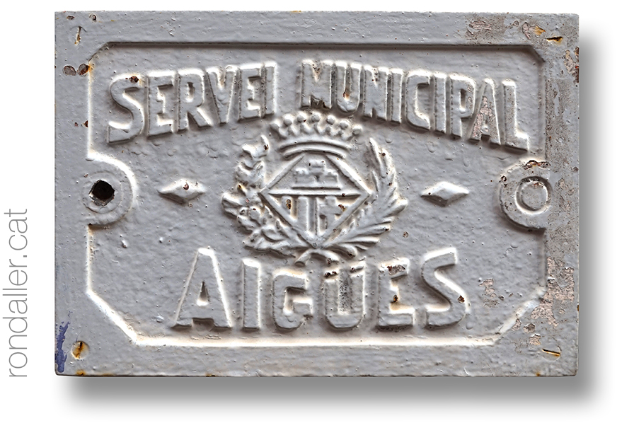 Antiga tapa del servei municipal d'aigües de Castellar del Vallès.