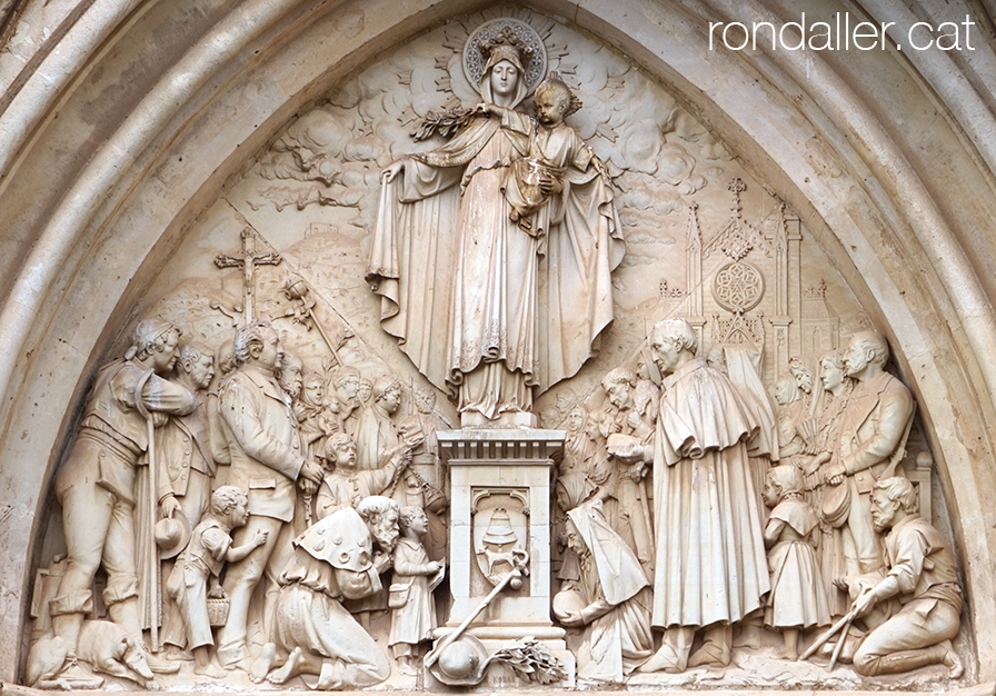 Timpà en relleu a la façana de l'església de Sant Esteve, obra de Rossend Nobas.