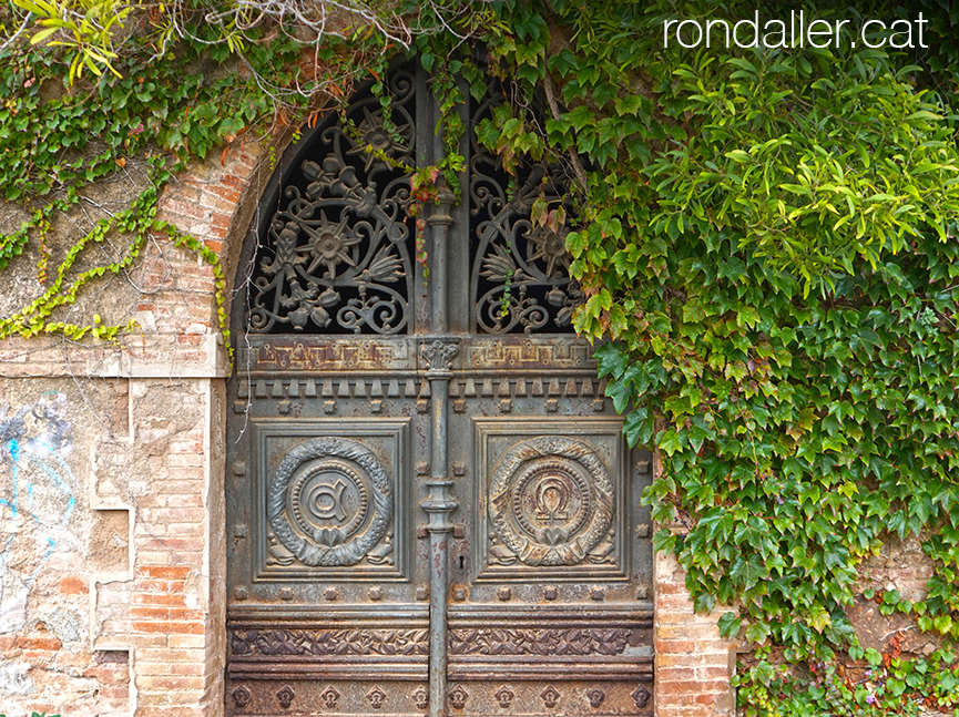 Porta d'entrada al panteó Tolrà a Castellar del Vallès.