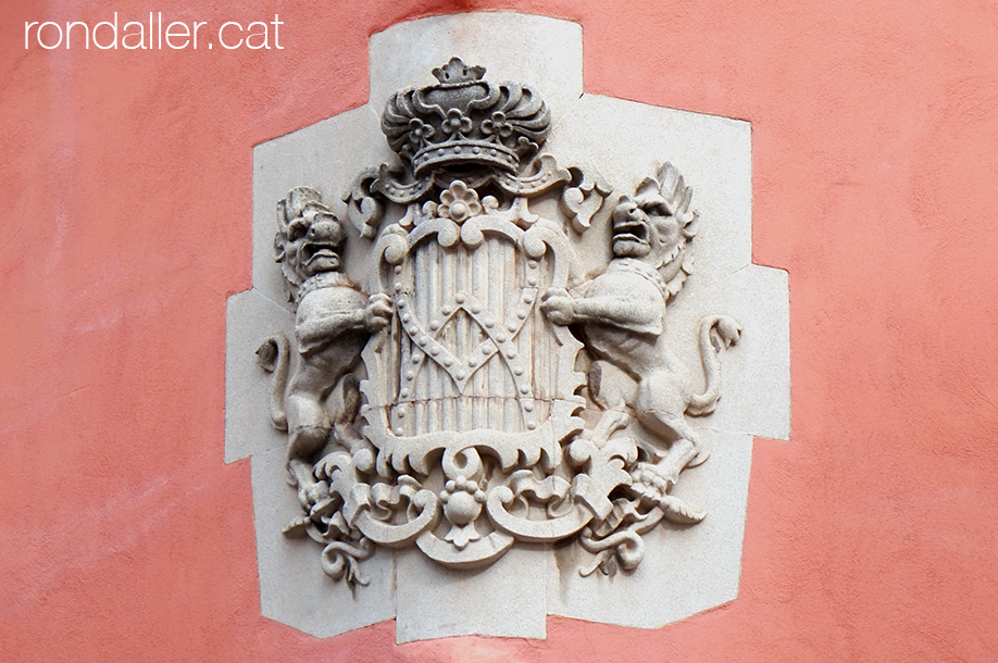 Escut de pedra a la cantonada de l'Ateneu de Castellar del Vallès.