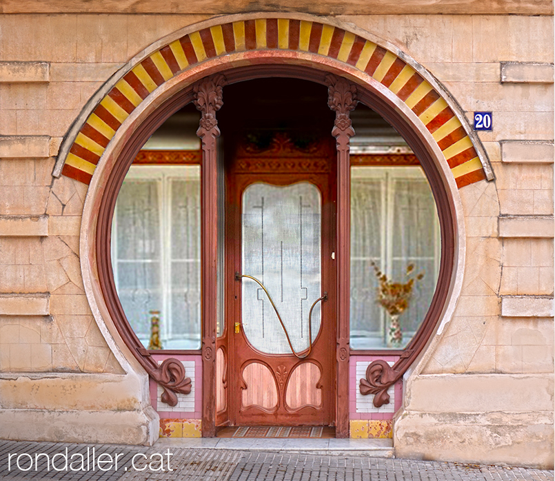 Aparador i porta principal d'estil modernista de la botiga d'Anastasi Miralles.