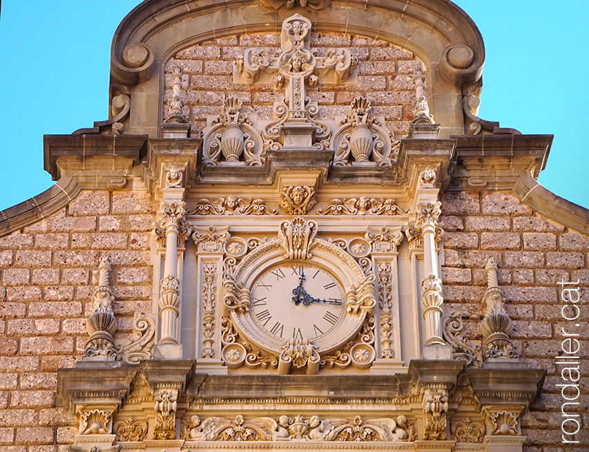 Atri de la basílica de Montserrat. Coronament amb el rellotge i la creu.