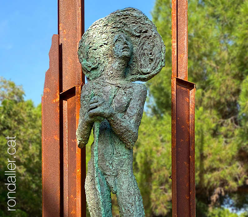 Monument al poeta Salvador Espriu executat per l'artista mataroní Manuel Cusachs.