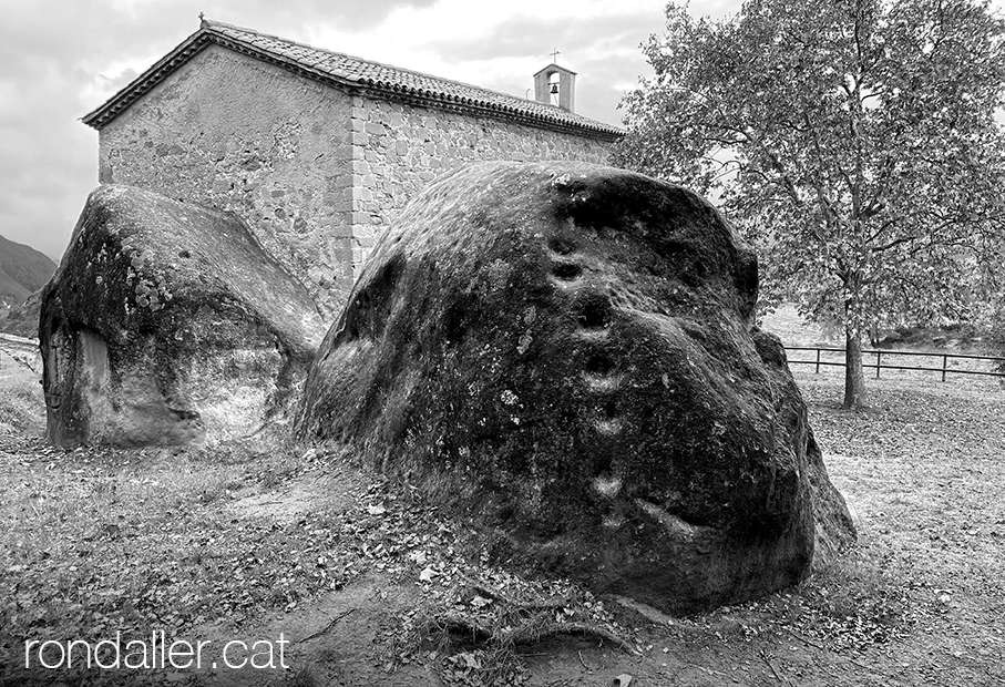 Ermita de Sant Marc de Gironella. Vista de les roques que l'envolten.