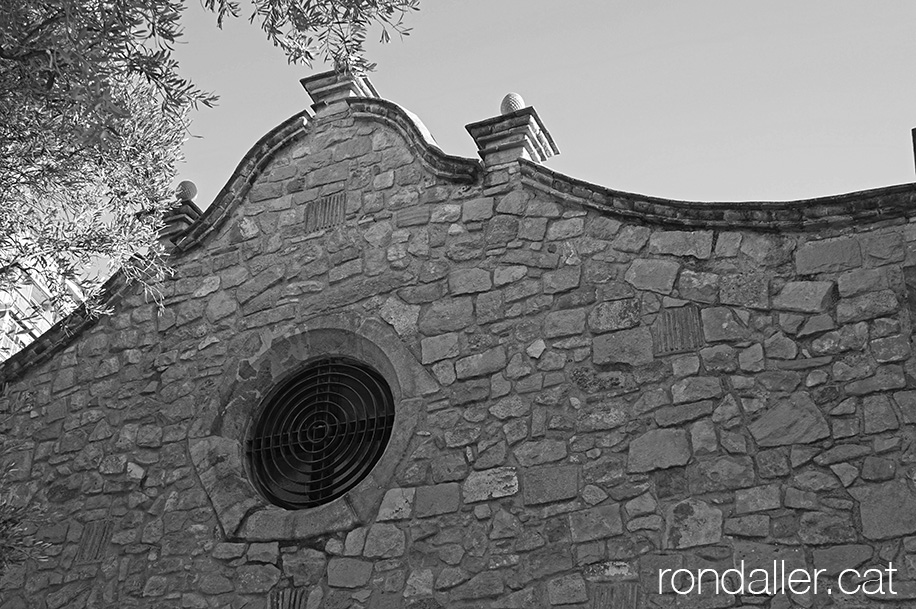 Ermita de Bellvitge. Detall del coronament de la façana.