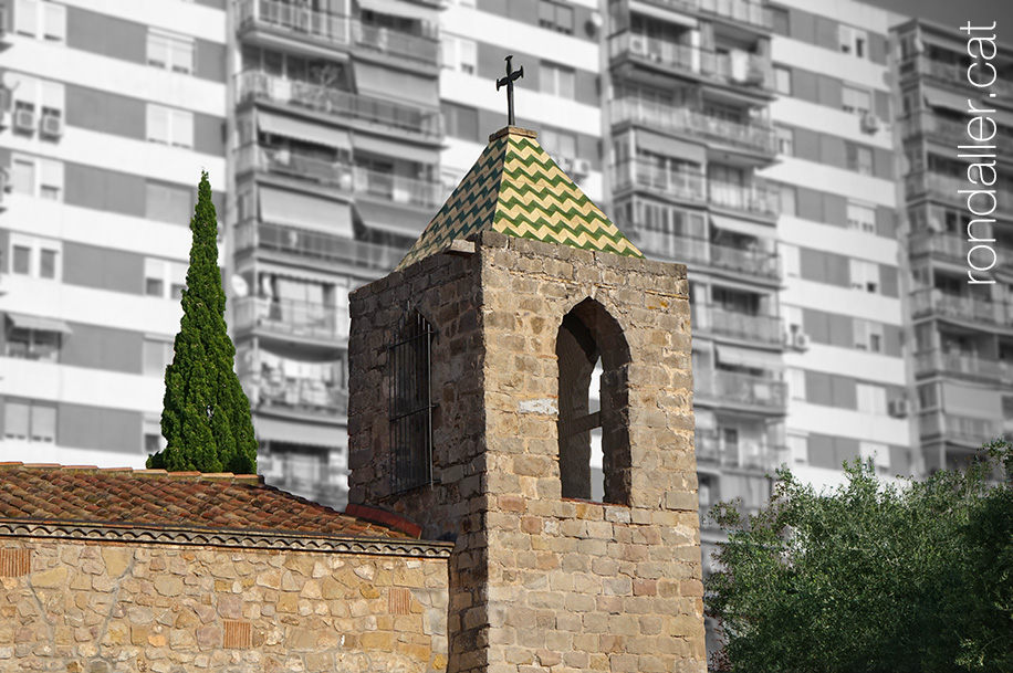 Ermita de Bellvitge amb els alts edificis al fons.