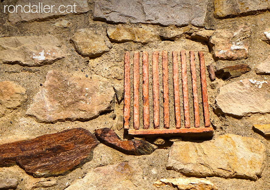 Ermita de Bellvitge. Detall del mur de l'edifici.